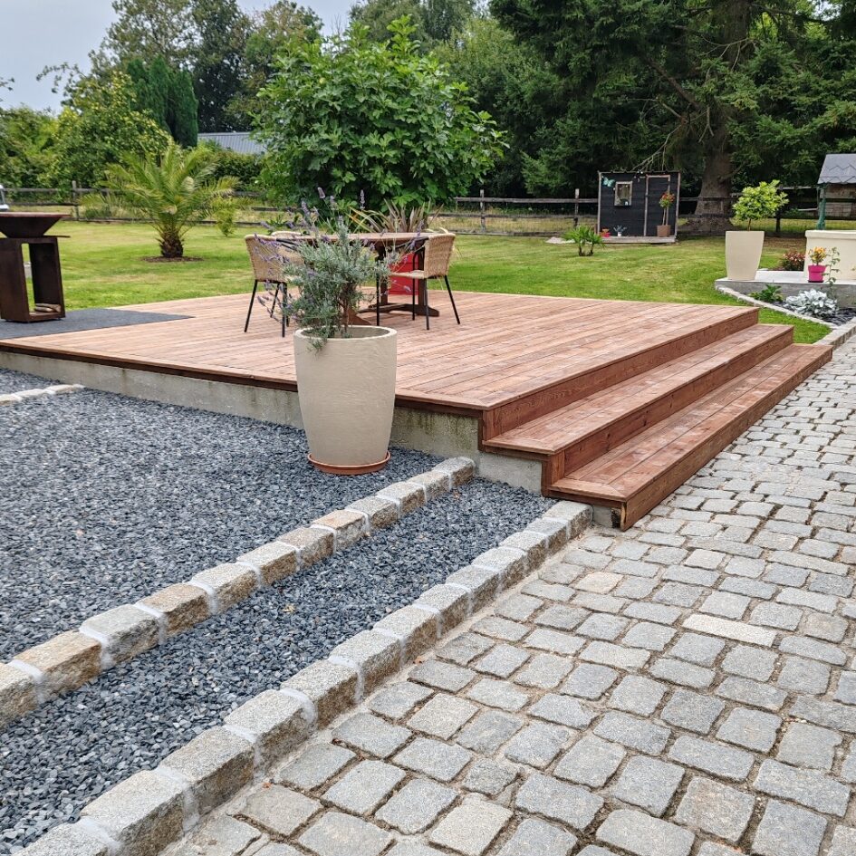 Terrasse bois et aménagement extérieur réalisés pour une maison