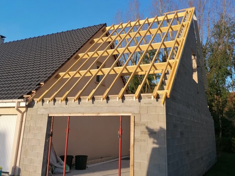 Charpente bois en cours de réalisation sur une maison