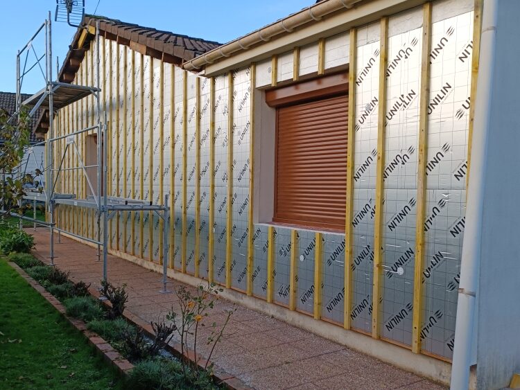 Travaux d’isolation extérieure sur une façade de maison