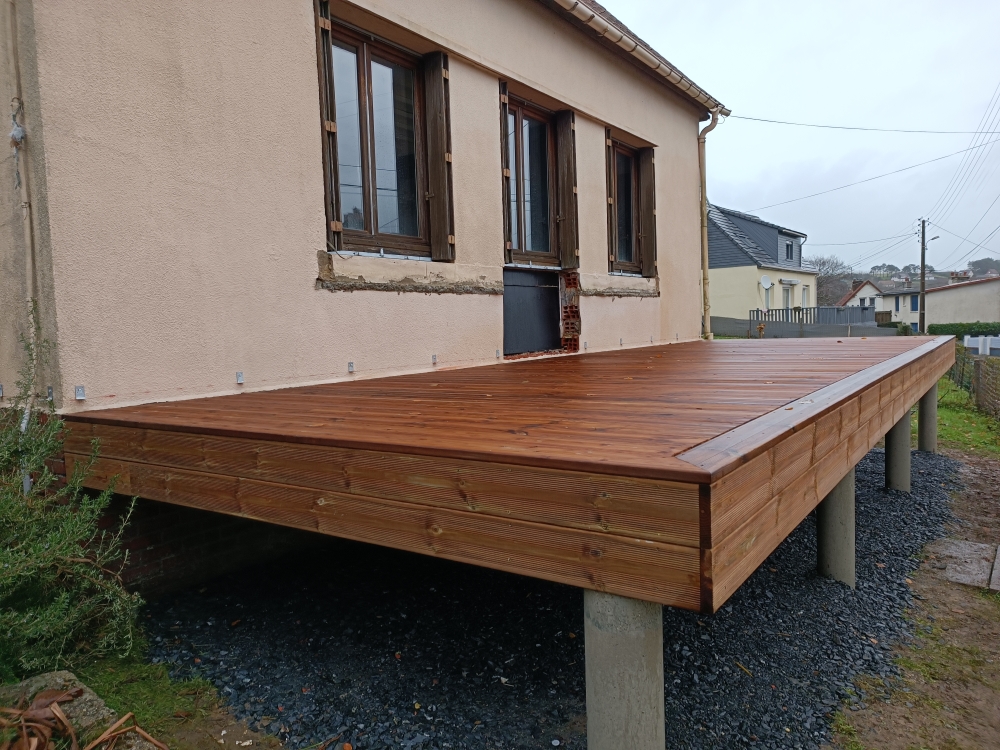 Terrasse bois réalisée pour aménager un espace extérieur